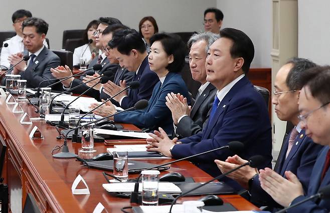 윤석열 대통령이 11일 서울 용산 대통령실 청사에서 열린 코로나19 중앙재난안전대책본부 회의에서 코로나19 심각 경보 해제 등의 모두발언을 마치자 참석자들이 박수치고 있다. [연합]