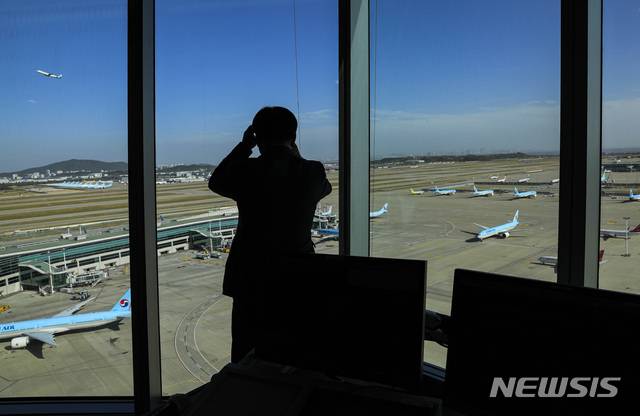 [인천공항=뉴시스] 공항사진기자단 = 국회 국토교통위원회의 인천국제공항공사, 한국공항공사, 항공안전기술원에 대한 국정감사가 열린 22일 인천국제공항 제2계류장관제탑에서 한 의원이 국정감사 현장시찰을 하고 있다. 2020.10.22.   photo@newsis.com
