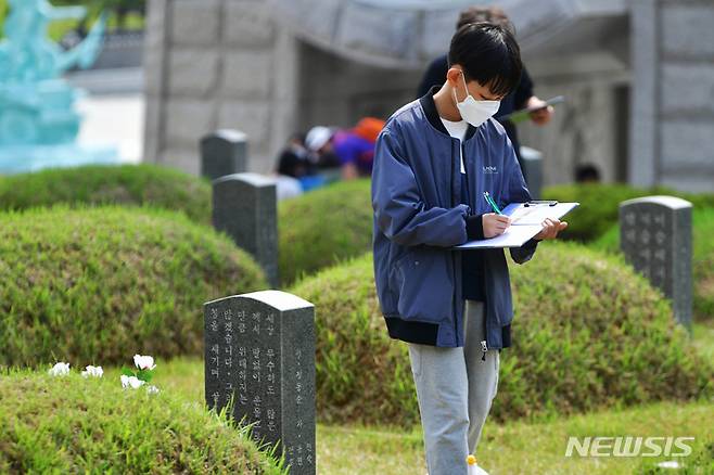 [광주=뉴시스] 이영주 기자 = 5·18민주화운동 43주기를 일주일 앞둔 11일 오전 광주 북구 운정동 국립5·18민주묘지에서 지역 한 초등학교 학생이 현장학습을 하고 있다. 2023.05.11. leeyj2578@newsis.com