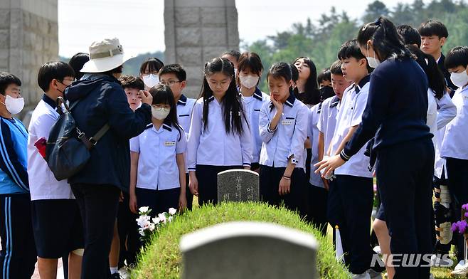 [광주=뉴시스] 이영주 기자 = 5·18민주화운동 43주기를 일주일 앞둔 11일 오전 광주 북구 운정동 국립5·18민주묘지에서 지역 한 초등학교 학생들이 현장학습을 하고 있다. 2023.05.11. leeyj2578@newsis.com