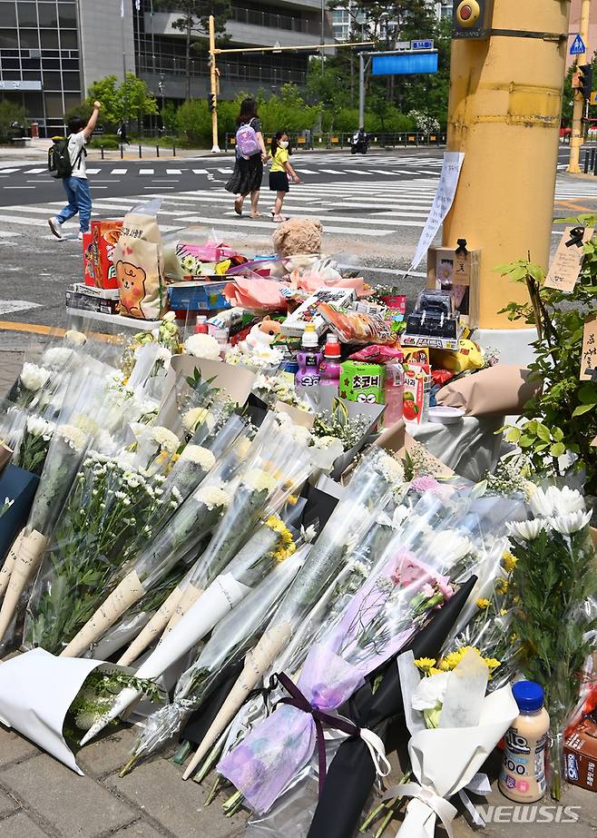 [수원=뉴시스] 김종택 기자 = 11일 경기도 수원시 권선구의 한 사거리에 전날 어리이보호구역(스쿨존)에서 시내버스에 치여 숨진 초등학생을 추모하는 추모 물품들이 놓여 있다. 2023.05.11. jtk@newsis.com