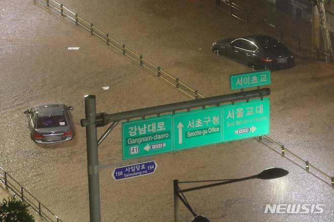 [서울=뉴시스] 조성우 기자 = 서울과 경기북부 등 수도권에 폭우가 내린 8일 오후 서울 강남구 일대 도로가 침수돼 차량이 잠겨 있다. 2022.08.08. xconfind@newsis.com