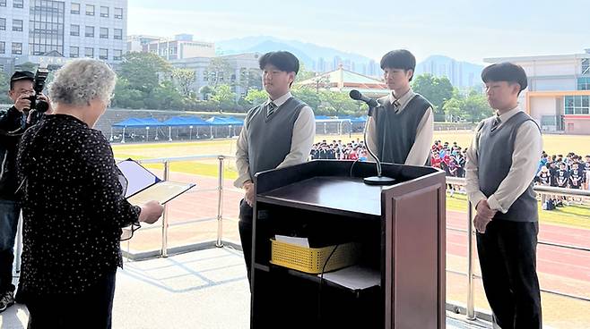 [광주=뉴시스] 광주동신고등학교 '정영훈 장학금' 수여. (사진=광주시교육청 제공). photo@newsis.com *재판매 및 DB 금지