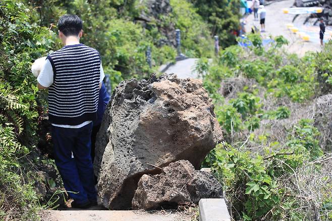 관광객이 많이 찾는 제주시 애월읍 한담해변에 낙석사고가 지난 5일 발생했지만 통제가 제대로 이뤄지지 않고 있다. 독자 제공