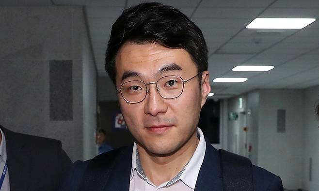 코인 보유 논란에 휩싸인 김남국 더불어민주당 의원이 지난 9일 서울 여의도 국회 의원회관에서 이동하고 있다. 뉴시스