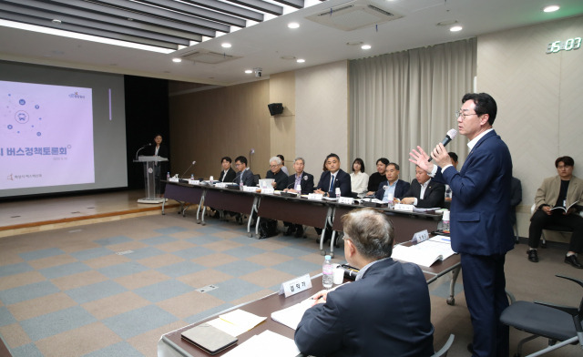 지난 10일 화성시청 대회의실에서 열린 ‘화성시 버스정책토론회’에서 정명근 시장이 의견을 내고 있다. 사진 제공 = 화성시