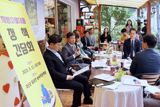 한창섭 행정안전부 차관이 11일 오전 충북 괴산군 소재 숲속 작은 책방에서 청년마을 관계자 등과 지방소멸대응 정책현장 간담회를 하고 있다. 사진제공=행안부