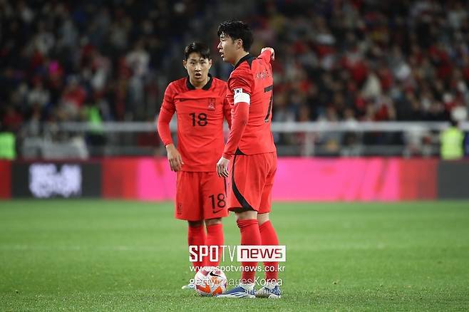 ▲ 한국 국가대표팀에서 이강인과 손흥민. 지난 3월 우루과이와 평가전에서 프리킥을 준비하고 있다.