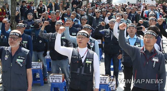 "건설노조 탄압을 멈춰라!" (대전=연합뉴스) 강수환 기자 = 민주노총 건설노조 대전세종지부 건설노동자들이 10일 오후 대전경찰청 앞에서 지난 2일 사망한 강원지부 양희동 노조원의 사망과 관련해 건설노조 강압수사 책임자 처벌과 윤석열 정권 퇴진을 요구하며 집단 삭발식을 진행한 뒤 집회를 열고 있다. 2023.5.10 swan@yna.co.kr