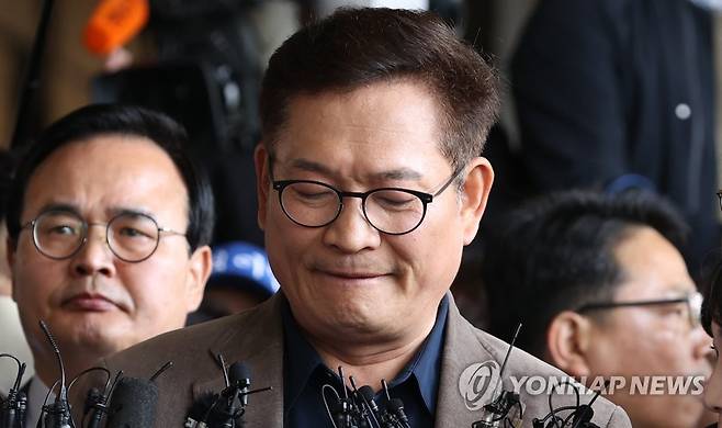 포토라인에 선 송영길 (서울=연합뉴스) 김성민 수습기자 = 더불어민주당의 '2021년 전당대회 돈 봉투 의혹'과 관련해 금품 살포의 최종 수혜자로 지목된 송영길 전 대표가 2일 오전 서초동 서울중앙지검 앞에서 입장을 말하고 있다. 
    송 전 대표는 현시점에서는 조사가 어렵다는 검찰 측의 입장에도 불구하고 이날 자진 출두를 강행했다 출입이 거절되자 돌아갔다. 2023.5.2 ksm7976@yna.co.kr