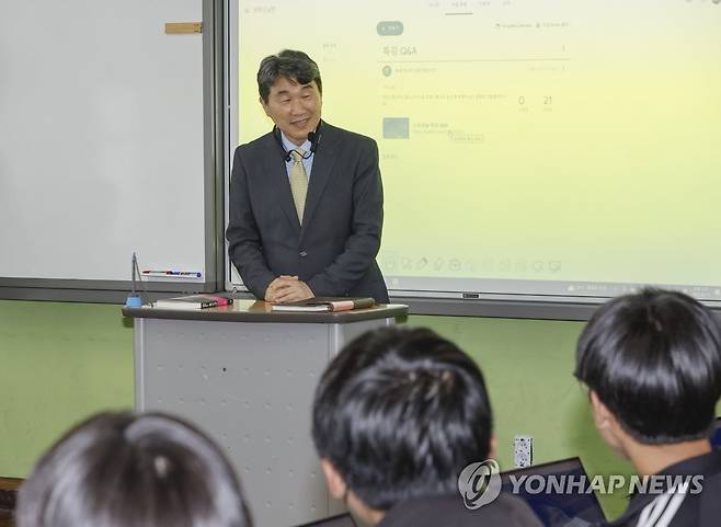 이주호 부총리 겸 교육부 장관. '오늘은 내가 교사' (부산=연합뉴스) 강덕철 기자 = 이주호 부총리 겸 교육부 장관이 11일 오후 부산 덕천중학교를 방문해 일일 교사 체험을 하고 있다. 2023.5.11 kangdcc@yna.co.kr