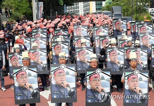 건설노조 경기지부, 분신 건설노조원 추모 집회 (수원=연합뉴스) 권준우 기자 = 11일 오후 경기 수원시 경기남부경찰청 앞에서 전국건설노동조합 경기도 건설지부 조합원들이 경찰의 집중 수사를 규탄하고 지난 1일 분신해 숨진 건설노조 간부 고(故) 양회동 씨를 추모하는 집회를 벌이고 있다. 2023.5.11 stop@yna.co.kr