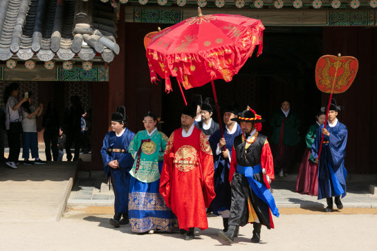 ‘시간여행-영조,홍화문을 열다’의 한 장면(사진=한국문화재재단).