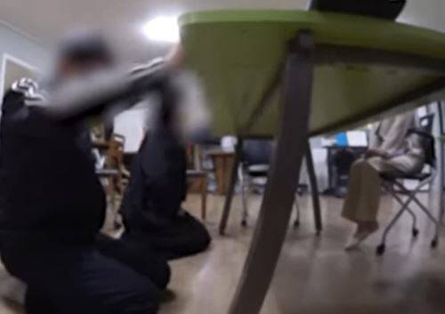 A씨 남매 앞에서 무릎을 꿇고 있는 A씨 아버지와 계모의 모습. (사진=유튜브 ‘궁금한Y’ 채널 캡처)