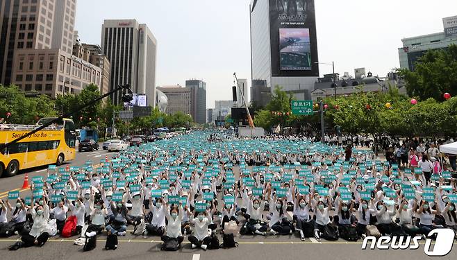 대한간호사협회 간호사들이 12일 오후 서울 동화면세점 앞 세종대로에서 열린 국제간호사의 날 기념 집회에서 피켓을 들고 간호법 제정을 촉구하고 있다. 2023.5.12/뉴스1 ⓒ News1 박세연 기자