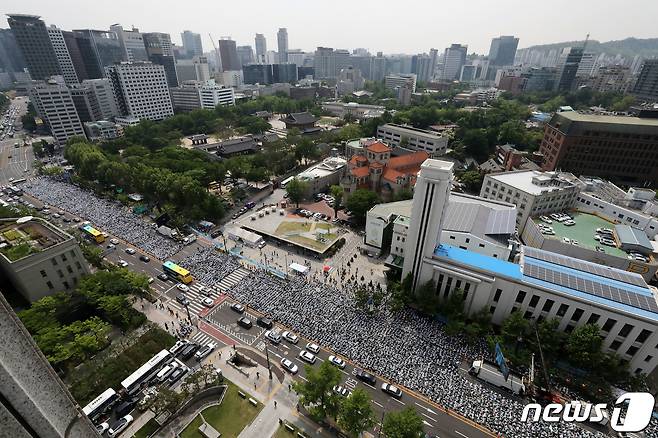 대한간호협회 간호사들이 12일 오후 서울 동화면세점 앞 세종대로에서 국제간호사의 날 기념 집회를 갖고 간호법 제정을 촉구하고 있다. 2023.5.12/뉴스1 ⓒ News1 박세연 기자