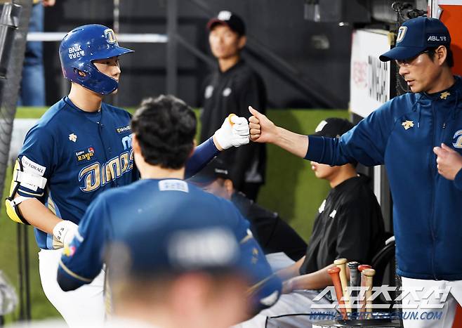 홈런 타자 김주원과 하이파이브를 나누는 강인권 감독 '이대로만 커다오'