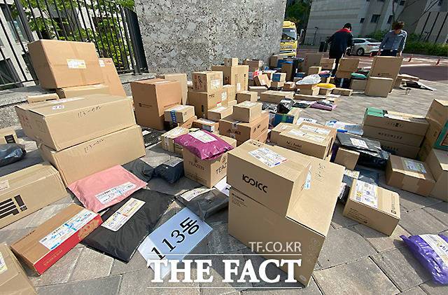 택배 차량의 지상 출입금지로 택배 기사들이 문전 배송을 거부하면서 '택배 대란'이 벌어지고 있는 11일 오후 경기도 수원 팔달구의 2500세대 규모 아파트 정문에는 세대로 배달된 택배 상자들이 놓여 있다./수원=임영무 기자