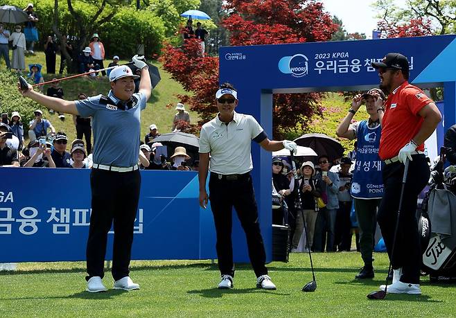 11일 KPGA 코리안투어 우리금융챔피언십 1라운드 1번홀 티잉 구역에서 임성재(왼쪽), 박상현(가운데), 정찬민이 출발을 기다리며 이야기를 나누고 있다. [KPGA]