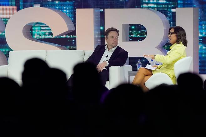트위터 CEO 엘론 머스크(가운데)가 2023년 4월 18일 플로리다주 마이애미 비치에서 열린 파서블 마케팅 콘퍼런스에서 NBC유니버셜의 글로벌 광고 및 파트너십 회장인 린다 야카리노와 대화하고 있다. / AP=연합뉴스
