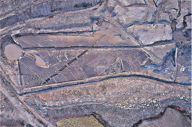 아열대 곡식이었던 쌀은 약 3000년 전 남한 일대로 퍼지면서 한국의 주식으로 자리 잡았다. 충남 논산시 연무읍 마전리에서 발견된 청동기시대 논 유적. 우물 2기와 함께 저지대 구릉에서는 물을 인공적으로 막기 위한 보와 물웅덩이 등이 발견됐다. 고려대 고고환경연구소·국립중앙박물관 제공