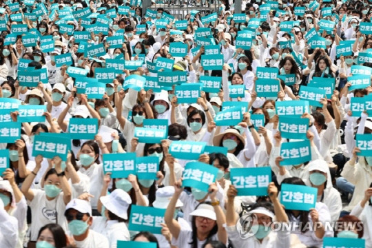 국제 간호사의 날인 12일 오후 간호사들이 서울 종로구 광화문 일대에서 열린 '2023 국제간호사의 날 기념 축하 한마당' 행사에서 구호를 외치고 있다. 연합뉴스