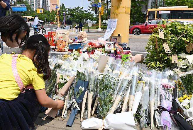 11일 경기도 수원시 권선구의 한 사거리에 전날 어리이보호구역(스쿨존)에서 시내버스에 치여 숨진 초등학생을 추모하는 추모 물품들이 놓여 있다. 2023.05.11. jtk@newsis.com /사진=뉴시스