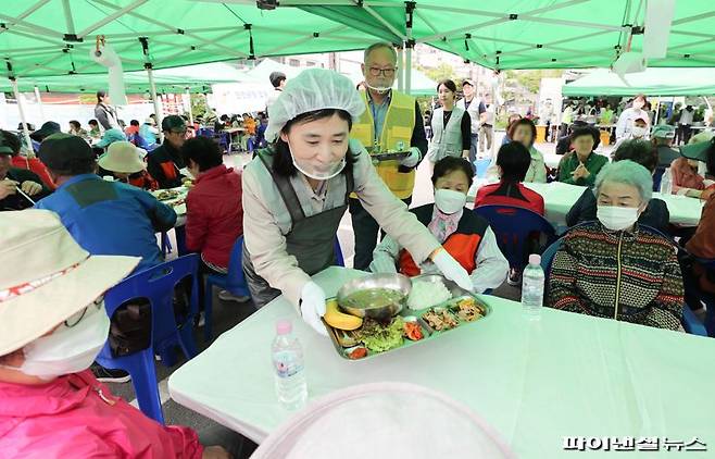 12일 진행된 ‘영양가득 밥차’ 무료급식소 봉사활동에서 인천국제공항공사 이희정 사장 직무대행이 어르신들에게 식판을 전달하고 있다. 인천국제공항공사 제공