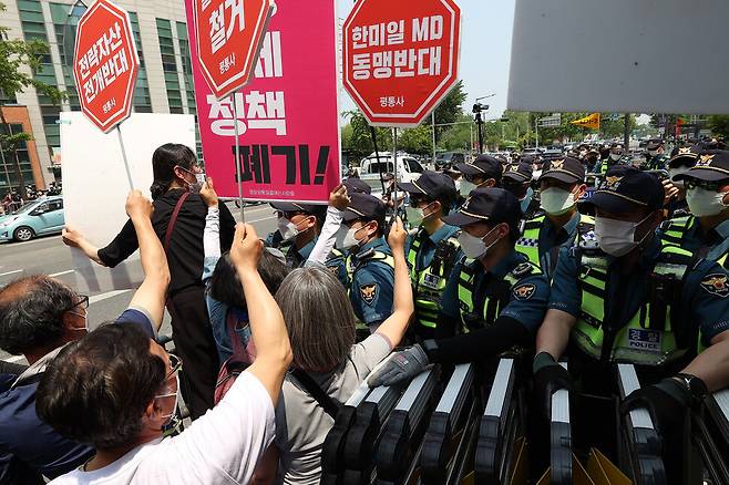 한-미 정상회담이 열린 지난해 5월21일 오후 서울 용산구 미군기지 13번 게이트 건너편에서 평화와통일을여는사람들(평통사) 회원들이 한미일 미사일방어체계(MD) 동맹·쿼드 가입 반대 등을 촉구하고 있다. 연합뉴스