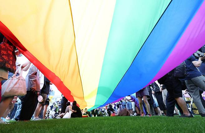 16일 오후 서울광장에서 3년 만에 열린 서울퀴어문화축제에서 대형 무지개 깃발이 펼쳐지고 있다. 연합뉴스