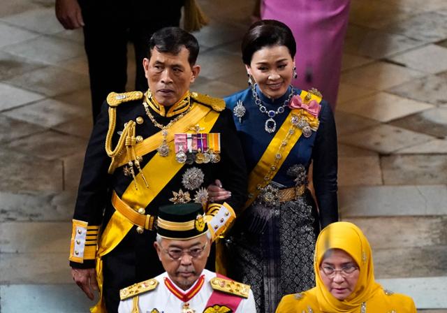 6일 영국 런던 웨스트민스터 사원에서 거행된 찰스 3세 국왕의 대관식에 마하 와치랄롱꼰(왼쪽) 태국 국왕과 왕비가 입장하고 있다. 런던=AFP 연합뉴스