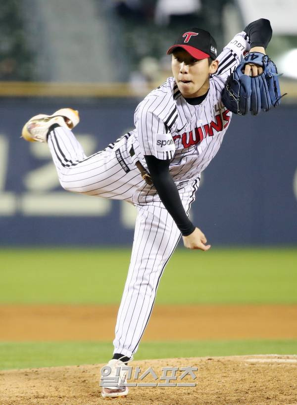 2023 KBO 프로야구 LG트윈스와 키움히어로즈의 경기가 11일 오후 서울 잠실야구장에서 열렸다. 9회초 박명근이 등판해 역투하고 있다. 잠실=김민규 기자 mgkim1@edaily.co.kr /2023.05.11/