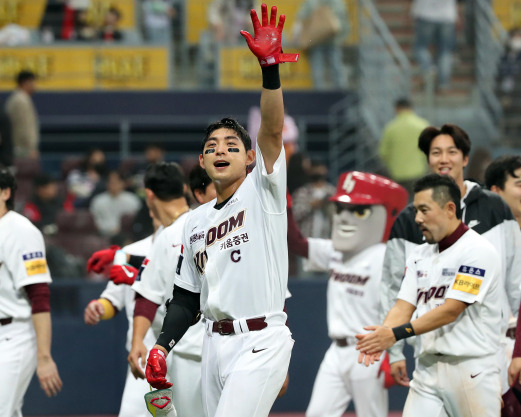 2023 KBO 프로야구 키움 히어로즈와 KIA 타이거즈의 경기가 16일 오후 서울 고척스카이돔에서 열렸다. 연장 10회 말 1사 1루 이정후가 끝내기 투런 홈런으로 경기를 승리로 이끈 후 관중을 향해 인사하고 있다. 고척=김민규 기자