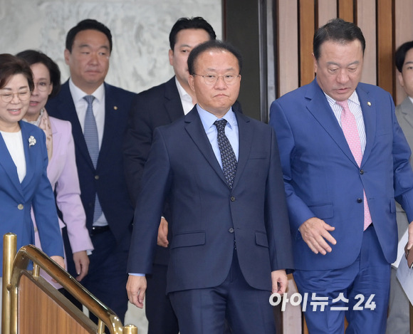 윤재옥 국민의힘 원내대표가 12일 오전 서울 여의도 국회에서 열린 원내대책회의에 참석하고 있다. [사진=정소희 기자]