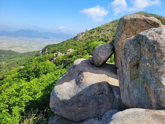 마복산은 기암괴석이 발달해 작은 금강산, 소개골산이란 별칭으로 불린다.