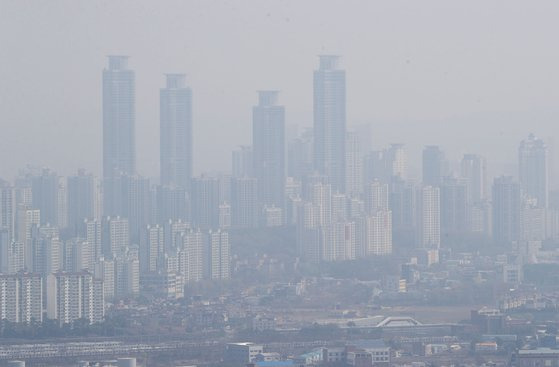 경기 지역에 초미세먼지 농도가 나쁨 수준을 보인 지난달 7일 오전 경기 오산시 보적사에서 바라본 도심이 초미세먼지의 영향으로 뿌연 모습을 보이고 있다. 뉴스1