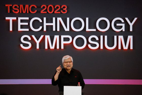 웨이저자 TSMC CEO는 11일(현지시간) 대만 신주에서 열린 TSMC 2023 기술심포지엄 개회사에서 “우리는 고객의 주문 없이는 회사를 운영할 수 없지만 경쟁업체는 (주문 없이도) 여전히 잘 살 수 있다”라고 했다. 연합뉴스