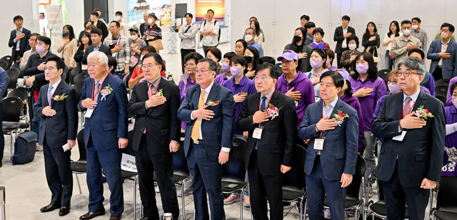 ‘2023 대한민국 고향사랑기부 한마당대축제’가 12일 수원역 앞 수원메쎄에서 전국 50여개 자치단체와 농협 등 유관기관과 지역일간지 대표, 출향인들이 대거 참여한 가운데 열렸다. 이번 행사는 오는 14일까지 진행된다. 이세훈