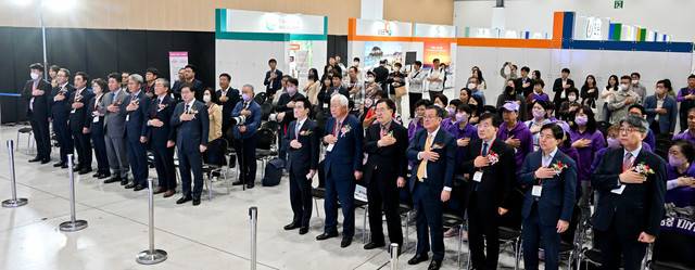 ‘2023 대한민국 고향사랑기부 한마당대축제’가 12일 수원역 앞 수원메쎄에서 전국 50여개 자치단체와 농협 등 유관기관과 지역일간지 대표, 출향인들이 대거 참여한 가운데 열렸다. 이번 행사는 오는 14일까지 진행된다. 이세훈