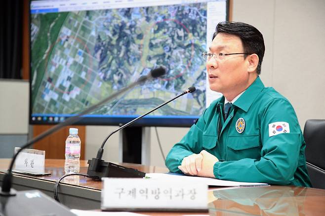 김인중 농림축산식품부 차관이 11일 구제역 발생과 관련해 농림축산식품부, 행정안전부, 농림축산검역본부 등이 참여한 긴급 방역회의를 주재하고 있다. | 연합뉴스