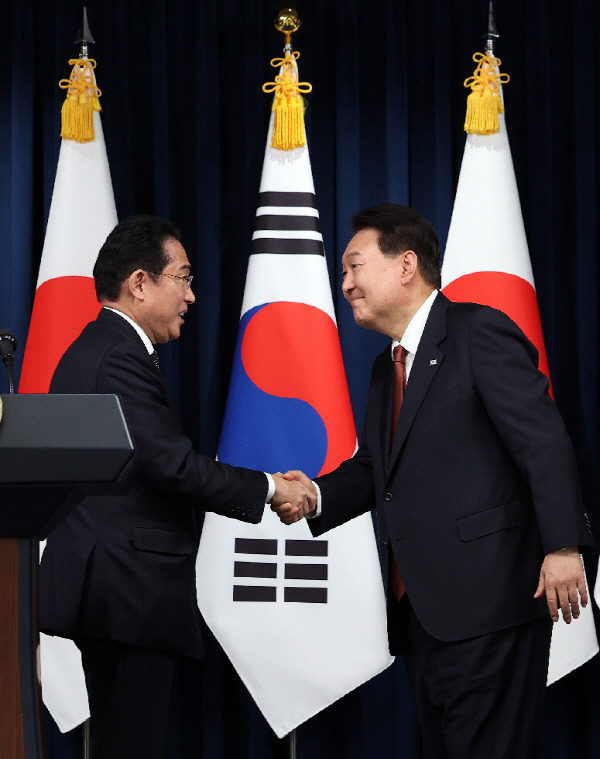 윤석열 대통령과 1박2일 일정으로 한국을 찾은 기시다 후미오 일본 총리가 7일 서울 용산 대통령실 청사에서 열린 공동 기자회견이 끝난 뒤 악수하고 있다. 연합뉴스