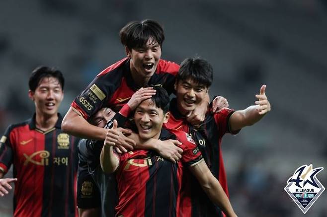 나상호(아래)의 득점에 기뻐하는 FC서울 선수단.   프로축구연맹