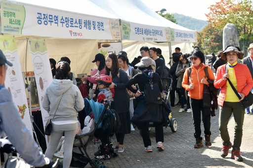 인천 공정무역 페스티벌 행사장에서 시민들이 공정무역 제품을 이용한 체험을 하고 있다. 인천시 제공