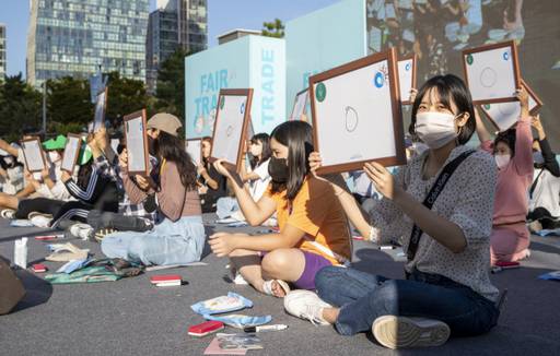 지난해 9월 인천 연수구 송도센트럴파크 잔디광장에서 열린 인천 공정무역 페스티벌에서 도전 골든벨 행사에 참여한 학생들이 답안을 들고 있다. 인천시 제공