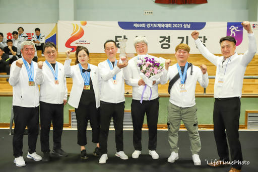 12일 제69회 경기도체육대회 당구 2부에서 종합 1위를 차지한 동두천시 선수단이 기념촬영을 하고 있다.경기도당구연맹 제공