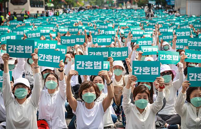 12일 오후 서울 광화문광장 인근에서 2023년 국제간호사의 날 결의대회가 열리고 있다. 제51회 국제간호사의 날을 맞아 열린 이날 결의대회에서 대한간호협회, 전국보건의료산업노동조합은 간호사 양성과 배치를 체계적으로 하기 위한 간호법 제정 등을 촉구했다. 2023.05.12 [박형기기자]. 2023.05.12 [박형기기자]