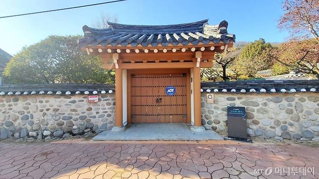 LG를 창업한 연암 구인회 회장의 생가. 연암은 1907년 이곳 승산마을에서 구재서 옹의 장남으로 태어나 옆집에 사는 허을수 여사와 결혼해 지수초등학교를 졸업했다. 이후 서울로 유학을 떠나 학업을 마친 후 1931년 진주에서 포목상을 하다가 사돈가인 만석꾼 허만정 옹의 자금지원과 그의 아들인 허준구씨(GS 창업자)를 데리고 1947년 부산에서 락희화학을 설립 LG와 GS의 기틀을 마련했다. 이 생가 안에는 모춘당이라는 정자가 있고 그 정자 기둥에는 후손들에게 전하는 10계 덕목이 새겨져 있다./사진=오동희 선임기자