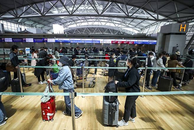 [인천공항=뉴시스] 정병혁 기자 = 28일 오후 인천국제공항 1터미널 출국장이 여행객들로 붐비고 있다. 인천공항공사는 4월말 5월초 황금연휴를 이용해 인천국제공항을 통해 해외로 떠나는 국제선 승객이 131만6000명을 넘을 것으로 예상된다고 밝혔다. 이 기간 하루 평균 이용객은 14만6300명으로 코로나19 이후 최근 일일 이용객보다 14% 증가한 것이다. 2023.04.28.