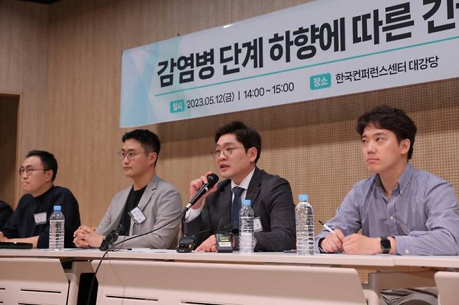 장지호 원격의료산업협의회 공동회장(왼쪽 세번째)이 12일 오후 서울 강남구 한국컨퍼런스센터에서 열린 감염병 단계 하향에 따른 긴급 기자회견에서 발언하고 있다/사진제공=원격의료산업협의회