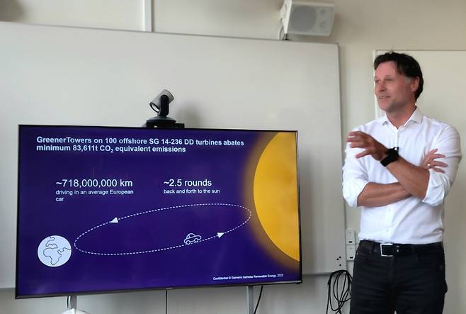 덴마크 외스터릴(Østerild) 풍력터빈 시험 시설에서 지멘스가메사리뉴어블에너지(SGRE)의 얀 크리스티안센 해상풍력 제품 포트폴리오 관리 대표가 윈드유럽 프레스 투어에 참가한 기자들에게 발표를 하고 있다/사진=권다희 기자
